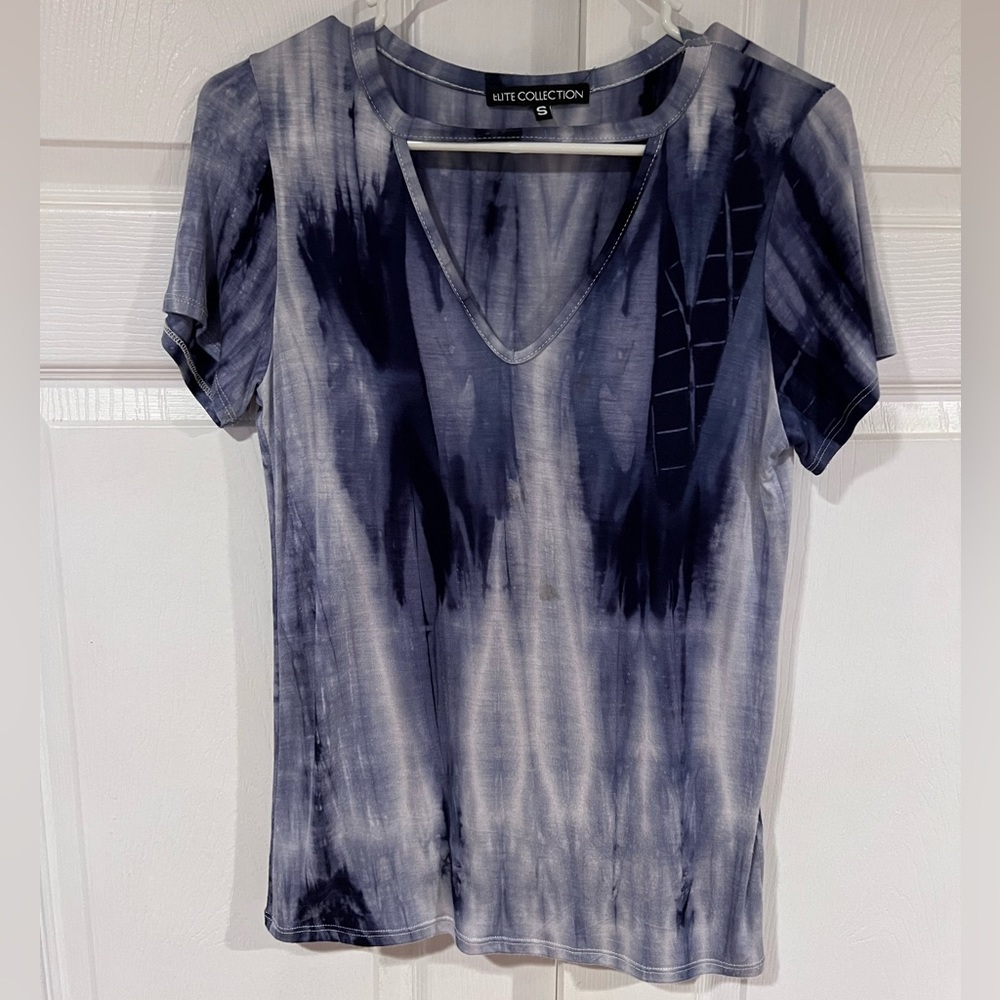 Elite Collection front cut out boho top. Tie dye blue. Size small.